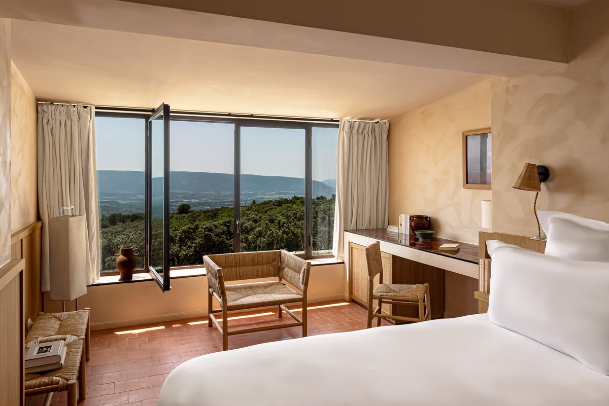 Les Hauts de Gordes Luxury Villa Rental - Provence 76 The Luxury Travel Book