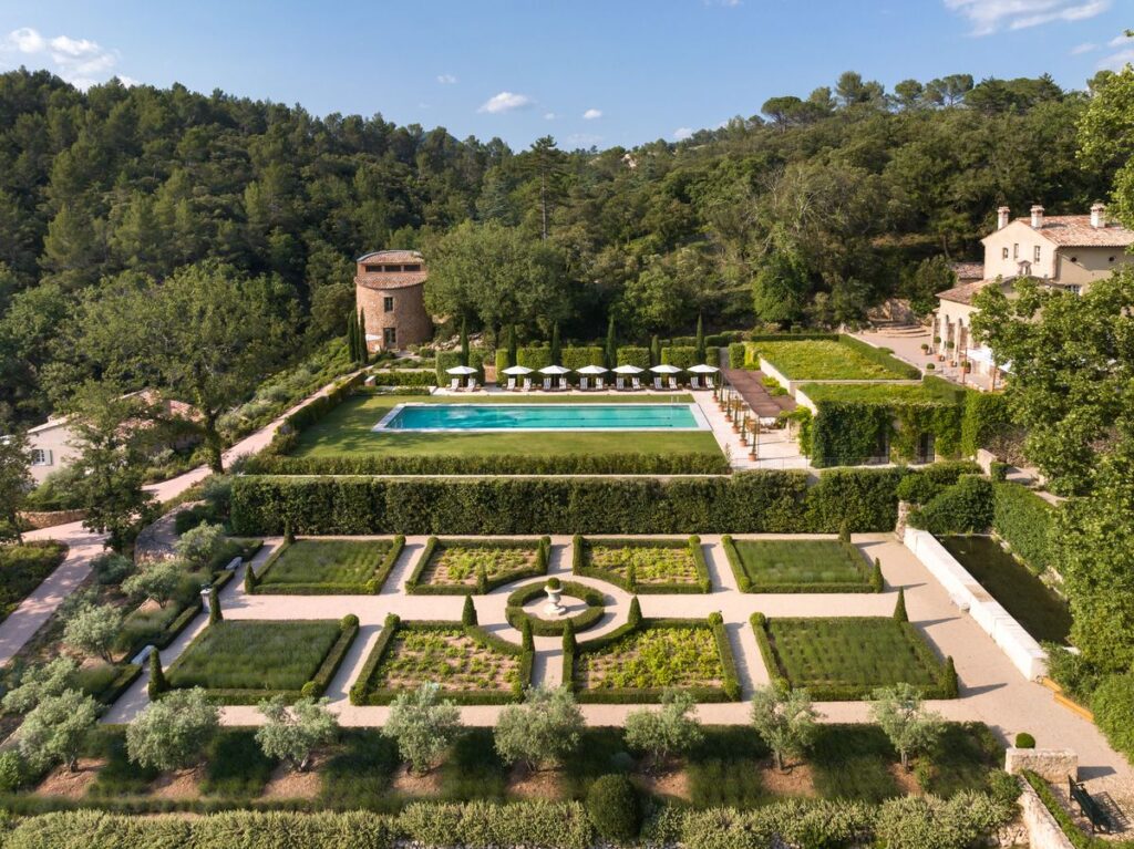 Luxury villa in Provence, Italy for multigenerational families, Swimming pool and Gardens 