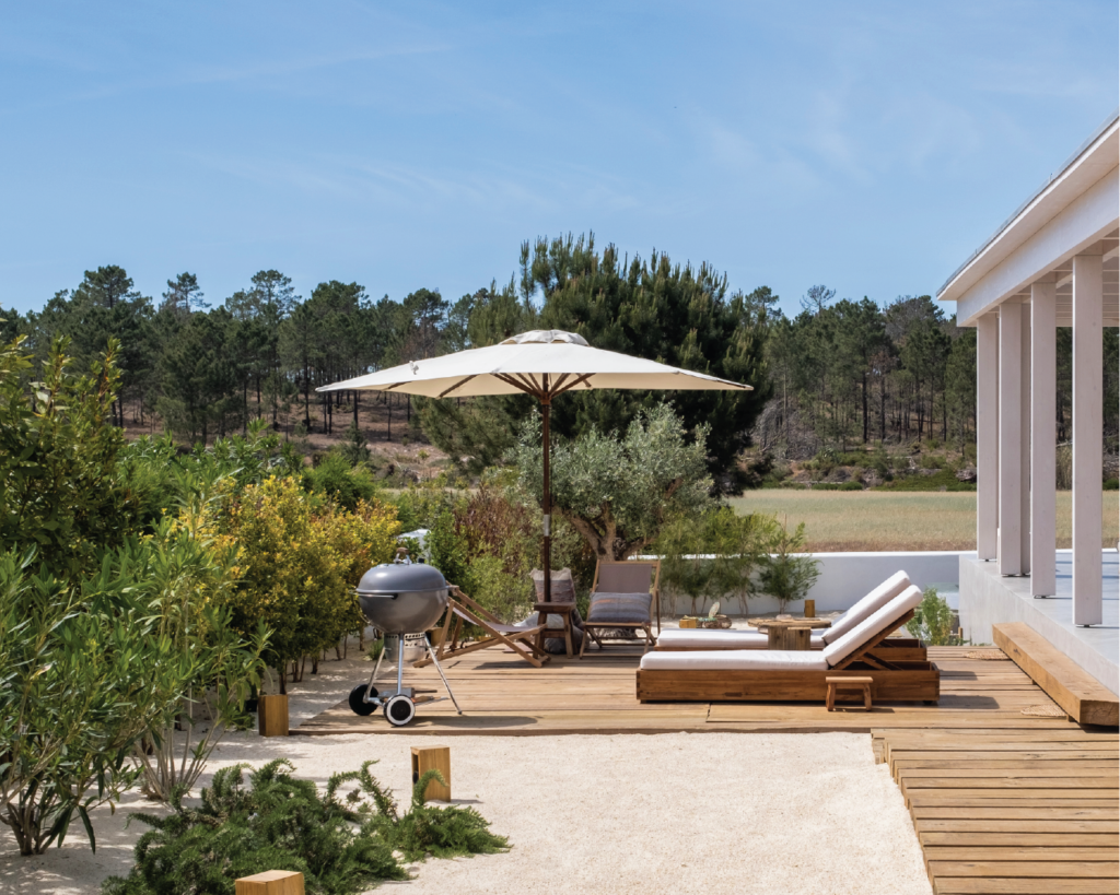 Luxury villa in Comporta with a stunning pool and spacious outdoor dining areas.